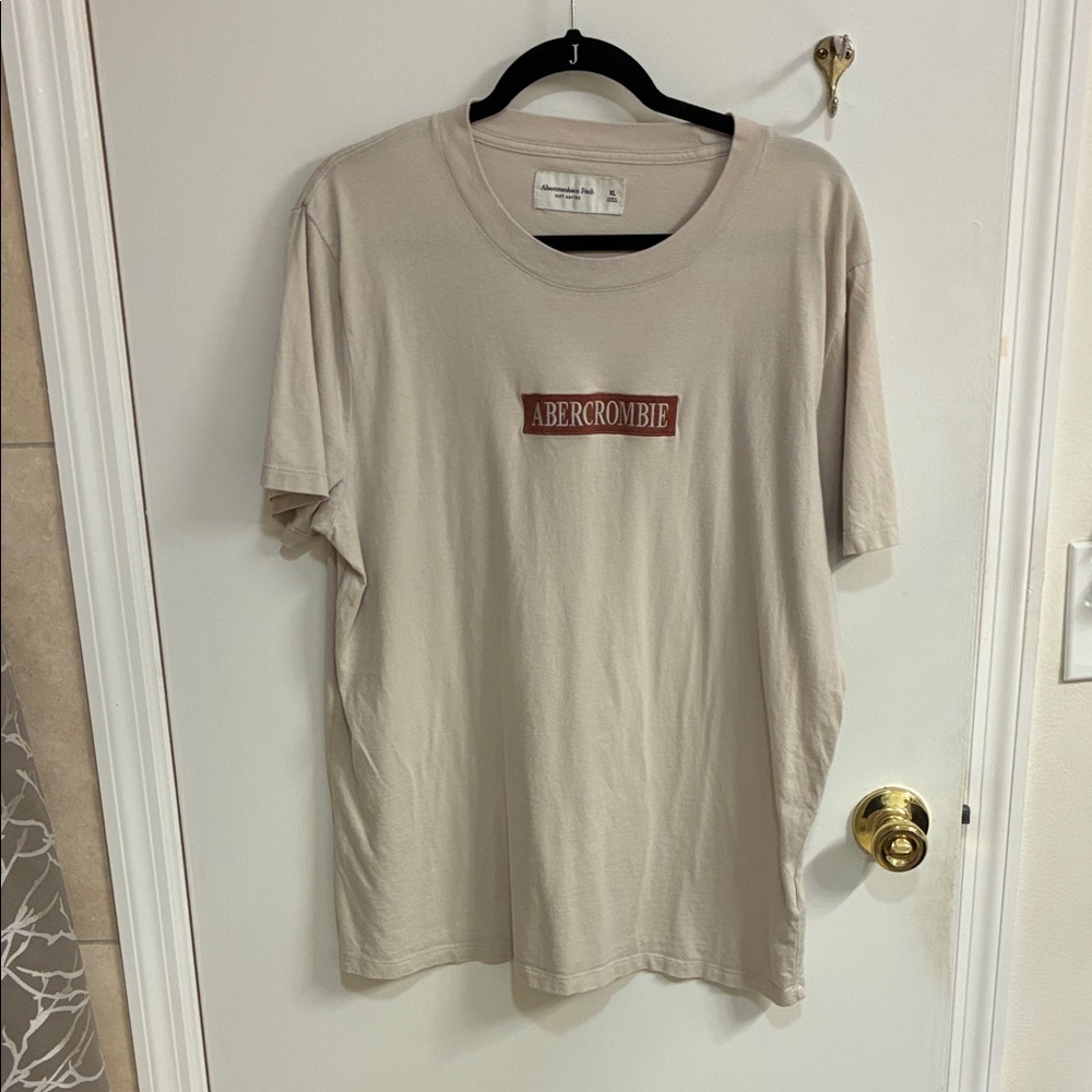 Abercrombie Cream Tshirt with Rust Logo Patch Sz xL